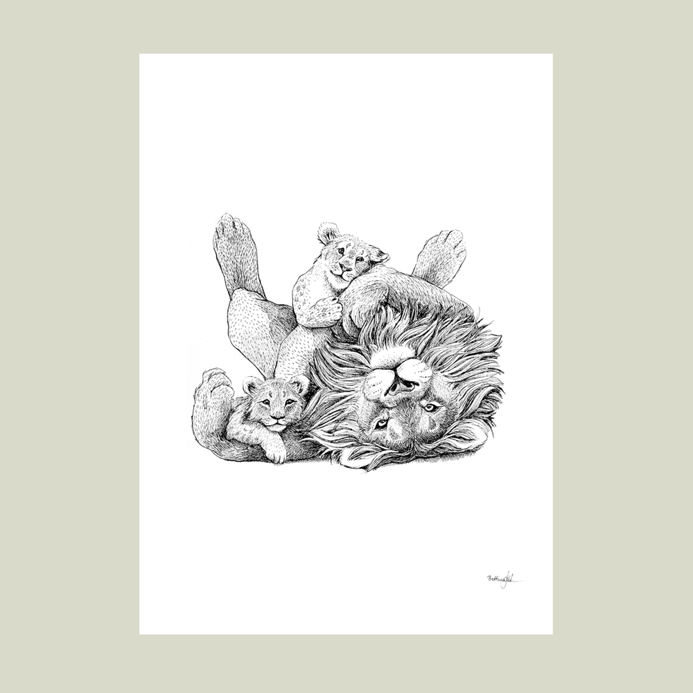 Håndtegnet familieplakat med løvefar og unger – symbol på kærlighed, tryghed og leg mellem far og børn.