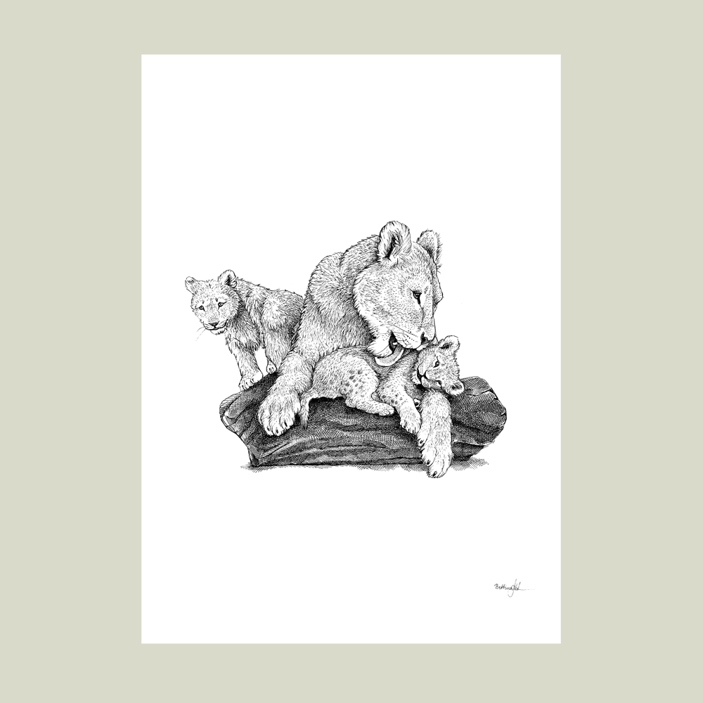 Håndtegnet familieplakat med løvemoder og unger – symbol på kærlighed, styrke og tryghed mellem mor og børn.
