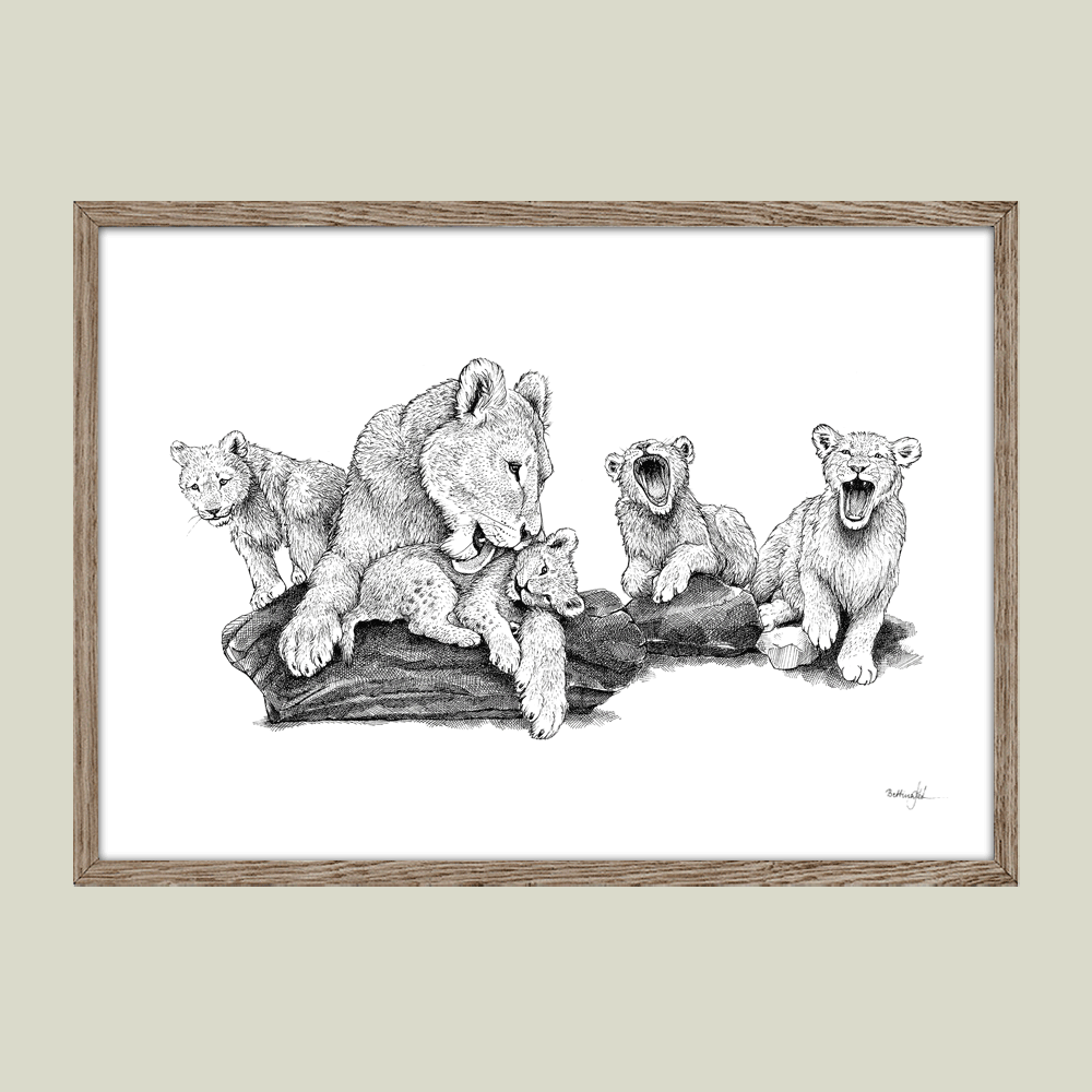 Håndtegnet familieplakat med løvemoder og unger – symbol på kærlighed, styrke og tryghed mellem mor og børn.