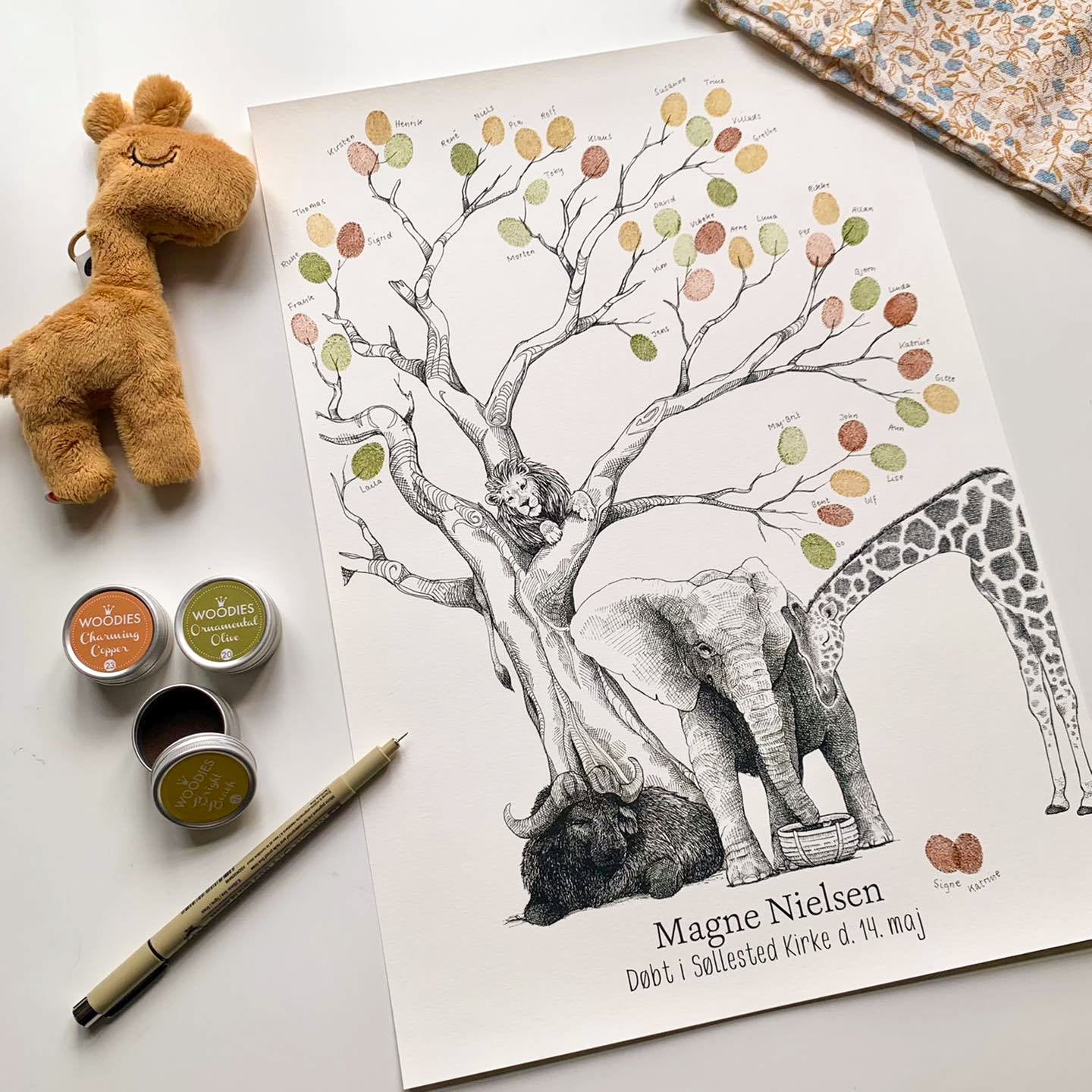 Fingeraftryksplakat med afrikanske dyr under træ – håndtegnet gæstebog plakat til barnedåb og navngivning.