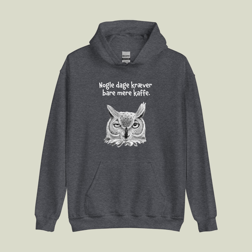 Hoodie med ugle og citat: Nogle dage kræver bare mere kaffe