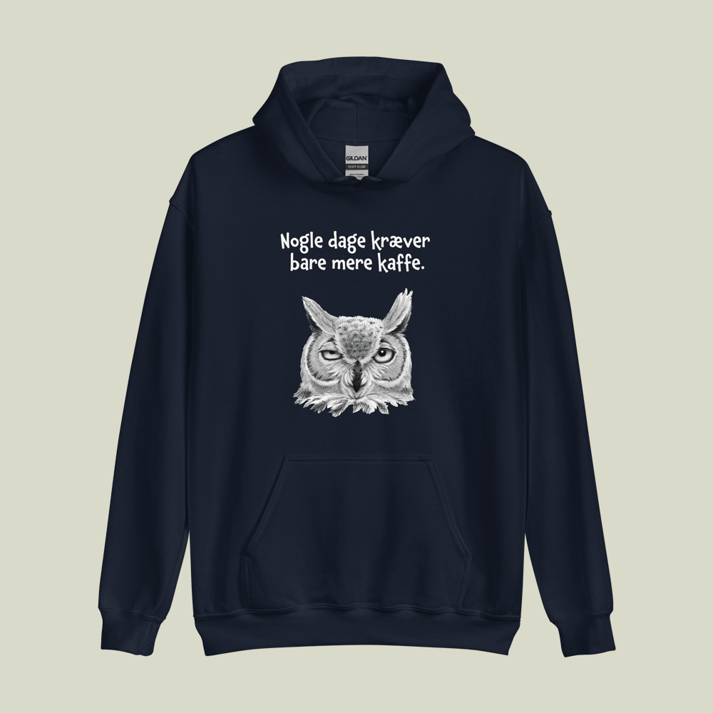Hoodie i med ugle og citat: Nogle dage kræver bare mere kaffe