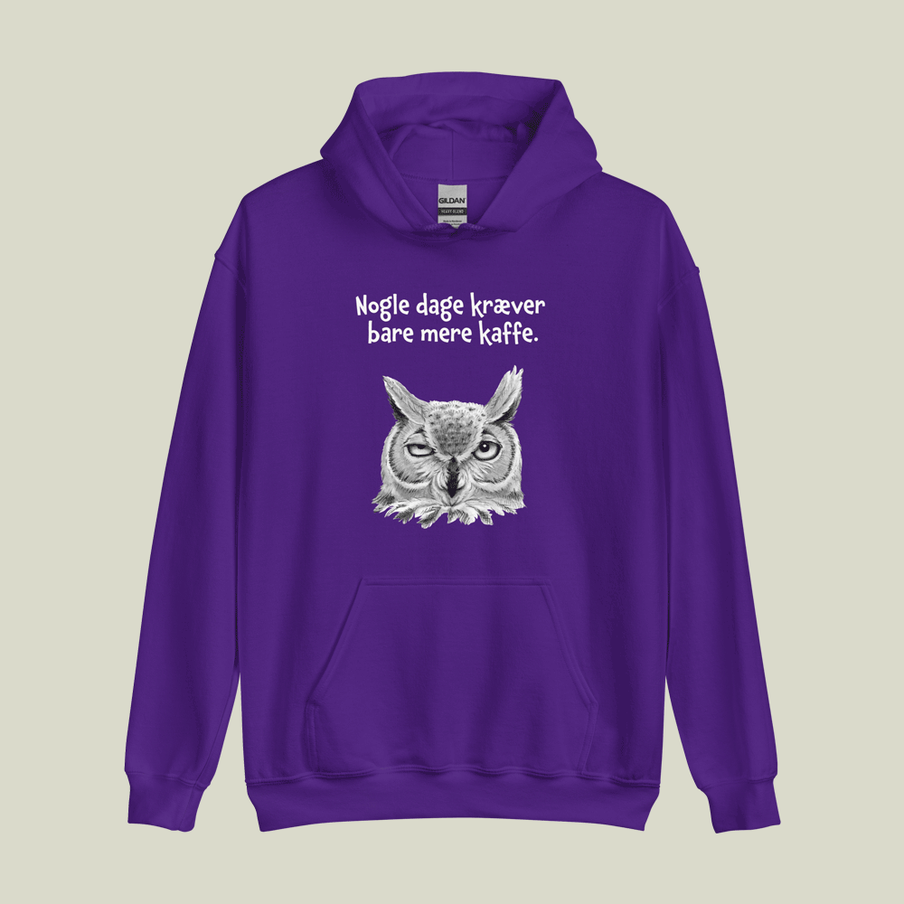 Hoodie med ugle og citat: Nogle dage kræver bare mere kaffe