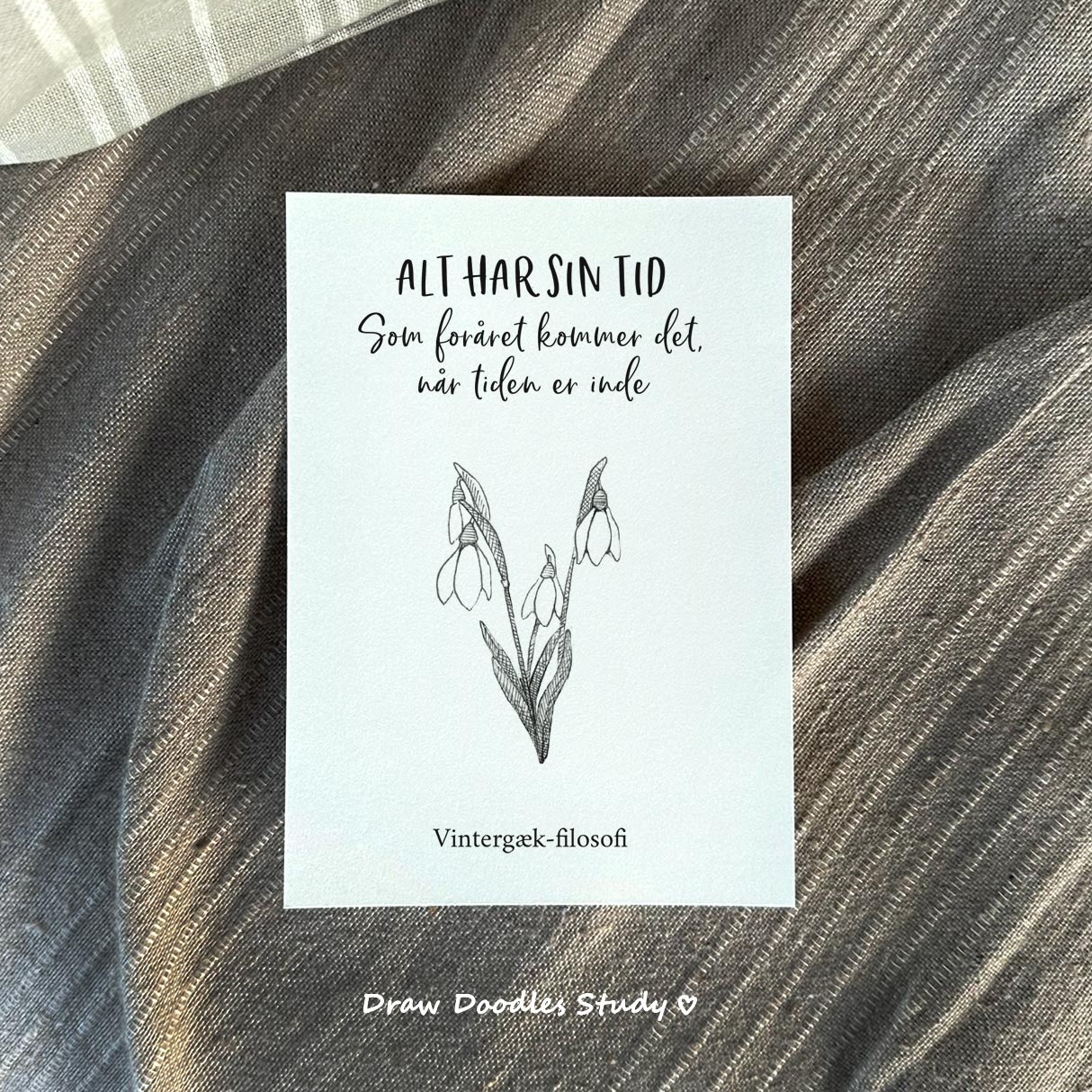 Alt har sin tid. Som foråret kommer det, når tiden er inde. Citatplakat om at intet kan presses igennem.