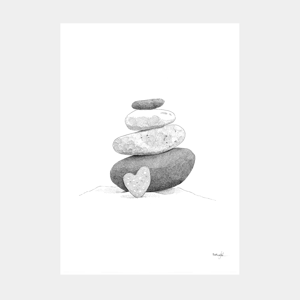 Håndtegnet plakat med balancesten . Et motiv fra serien Ved havet, inspireret af naturens balance og stilhed. Trykt i Danmark på mat kunstpapir.