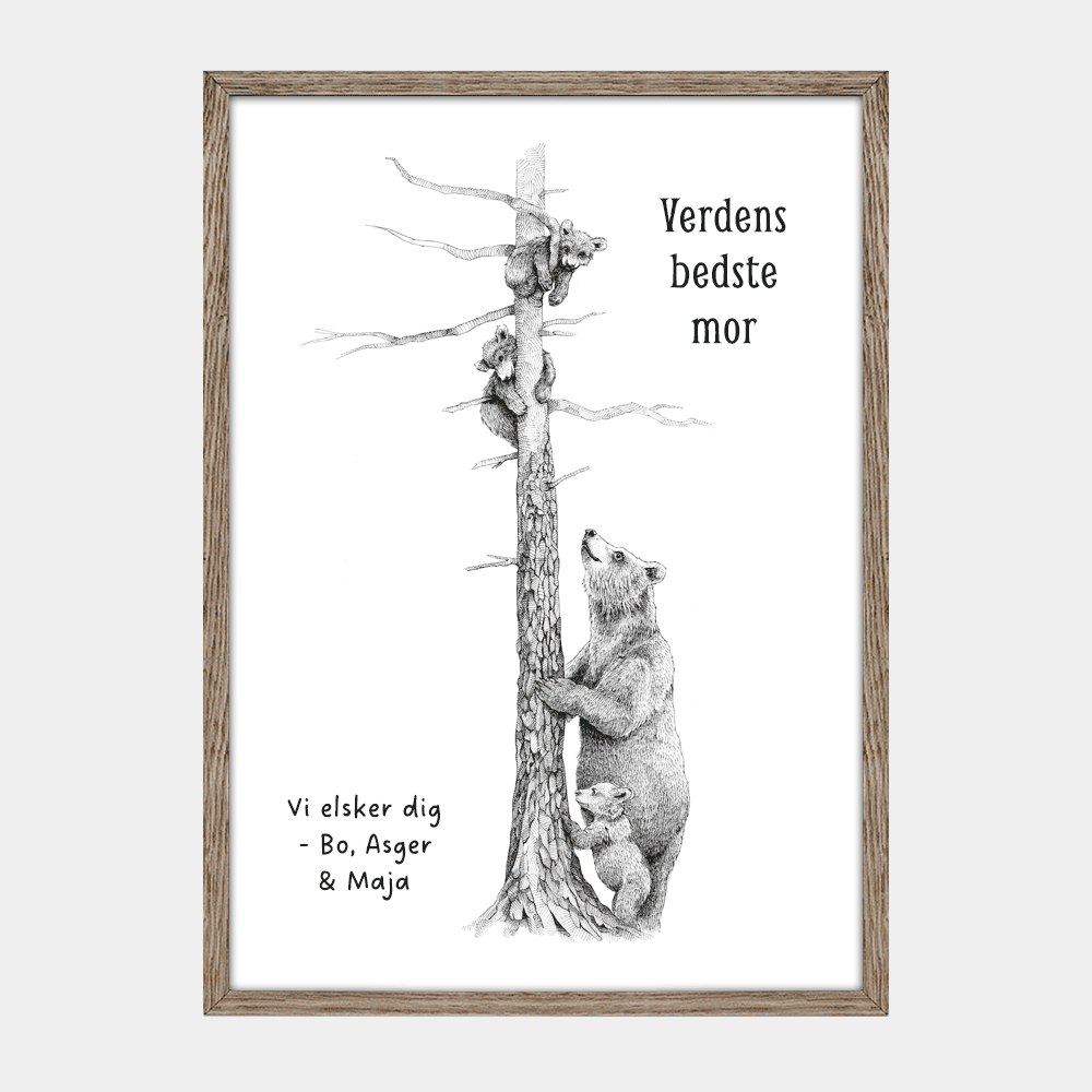 Personlig plakat til mor med bjørnemor og unger på træ, eksempeltekst 'Verdens bedste mor' og navne, egetræsramme