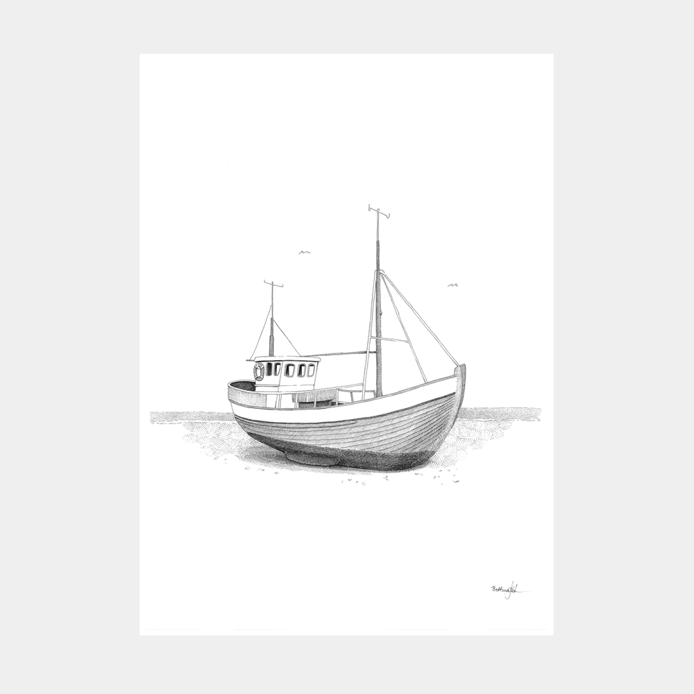 Håndtegnet plakat med fiskekutter – “Livet ved havet”. Et motiv fra serien Ved havet, inspireret af kystens liv og ro. Trykt i Danmark på mat kunstpapir.