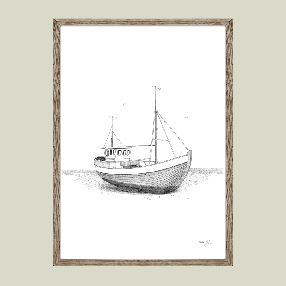 Håndtegnet plakat med fiskekutter – “Livet ved havet”. Et motiv fra serien Ved havet, inspireret af kystens liv og ro. Trykt i Danmark på mat kunstpapir.