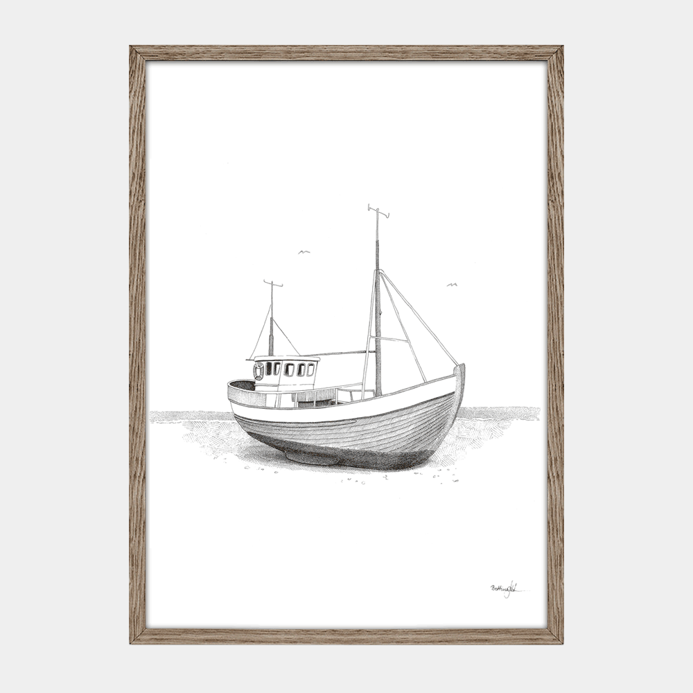 Håndtegnet plakat med fiskekutter – “Livet ved havet”. Et motiv fra serien Ved havet, inspireret af kystens liv og ro. Trykt i Danmark på mat kunstpapir.