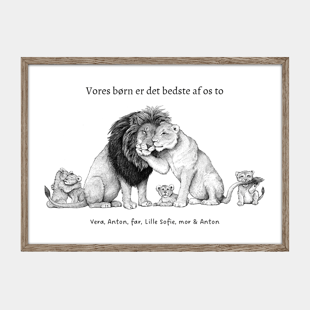 Personlig barsel og dåbsgave med plakat af løvefamilie og fire unger. Tekst 'Vores børn er det bedste af os to' og navne.