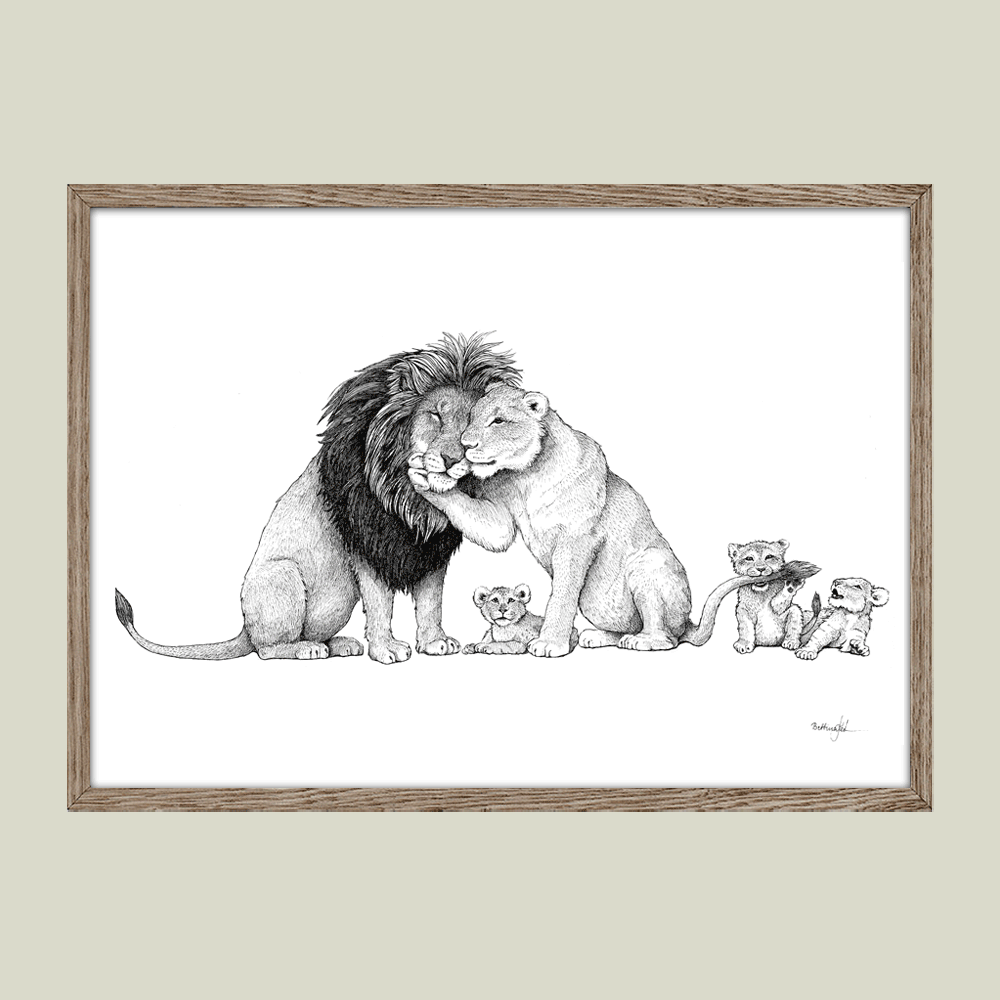 Håndtegnet familieplakat med løver – mor, far og unge som symbol på kærlighed, styrke og samhørighed.