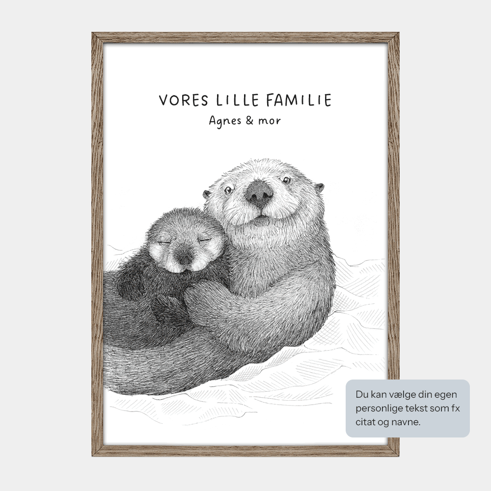 Personlig plakat med oddermor og unge, eksempeltekst 'Vores lille familie, Agnes & mor', egetræsramme
