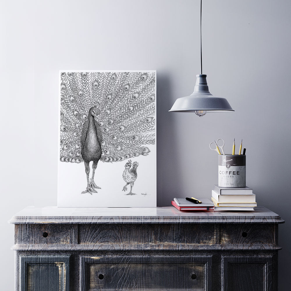 Håndtegnet sort-hvid plakat med påfugl og lille fugl – symbol på selvværd og autenticitet.