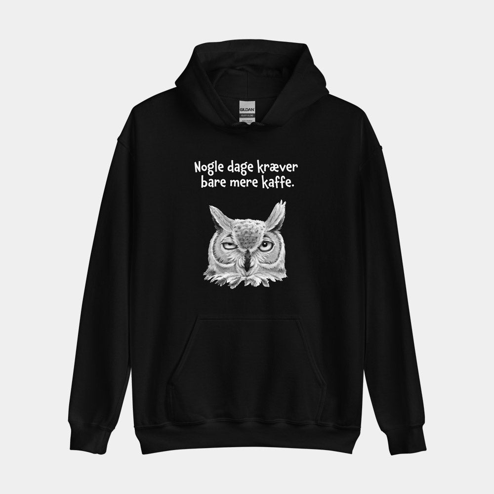 Hoodie med citat - "Nogle dage kræver bare mere kaffe"
