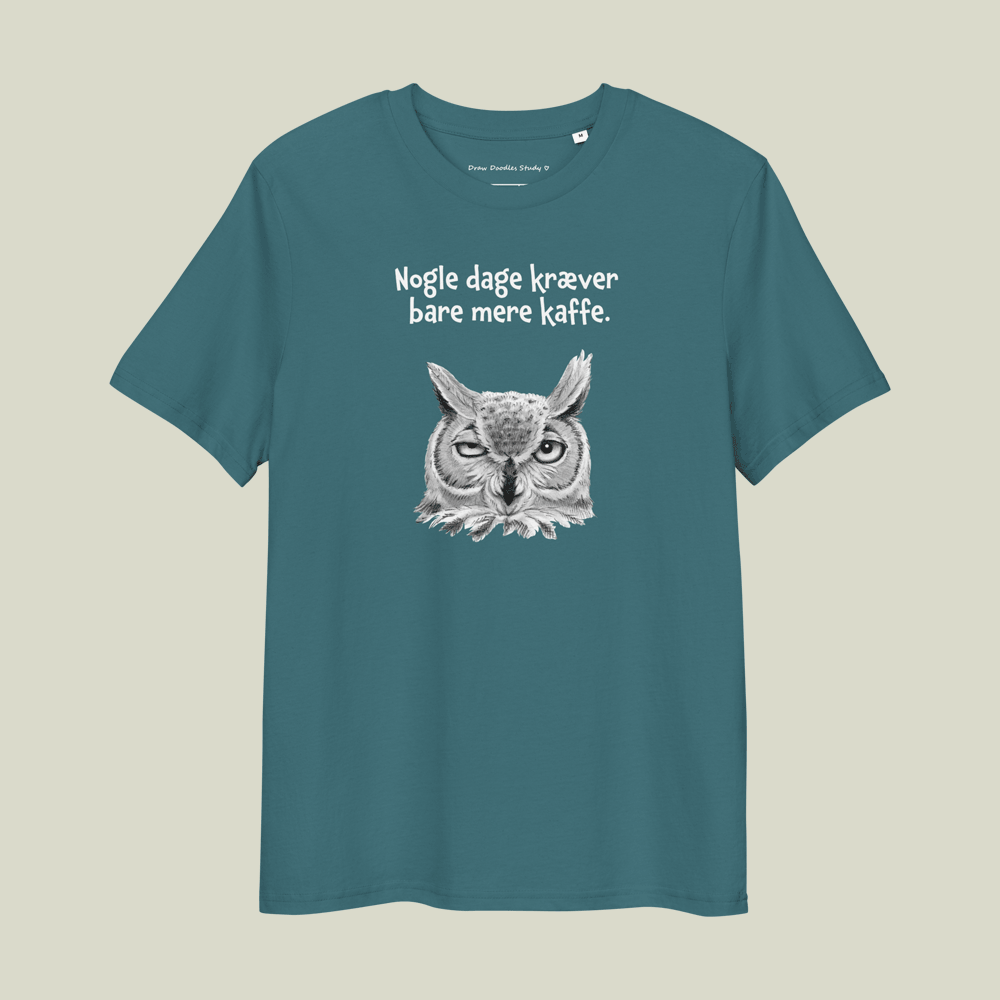 T-shirt med citat og ugle – Nogle dage kræver bare mere kaffe