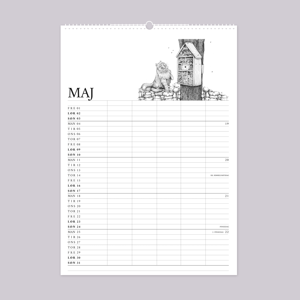 2026 familiekalender med vild have tema. Maj er med insekthotel.