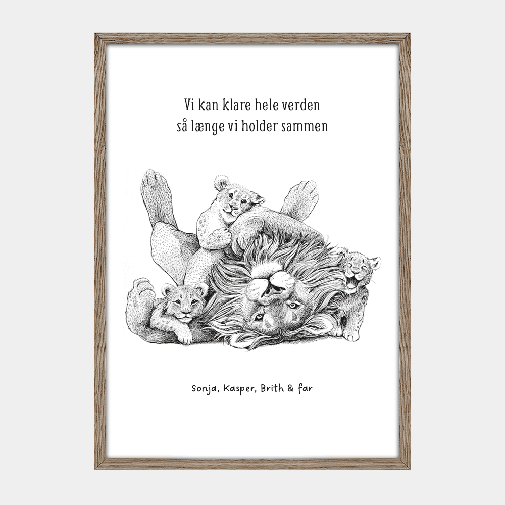 Plakat med personlig tekst og løvefar og unger. Eksempeltekst 'Vi kan klare hele verden, så længe vi holder sammen' og navne. Håndtegnet illustration af Bettina Lehmann