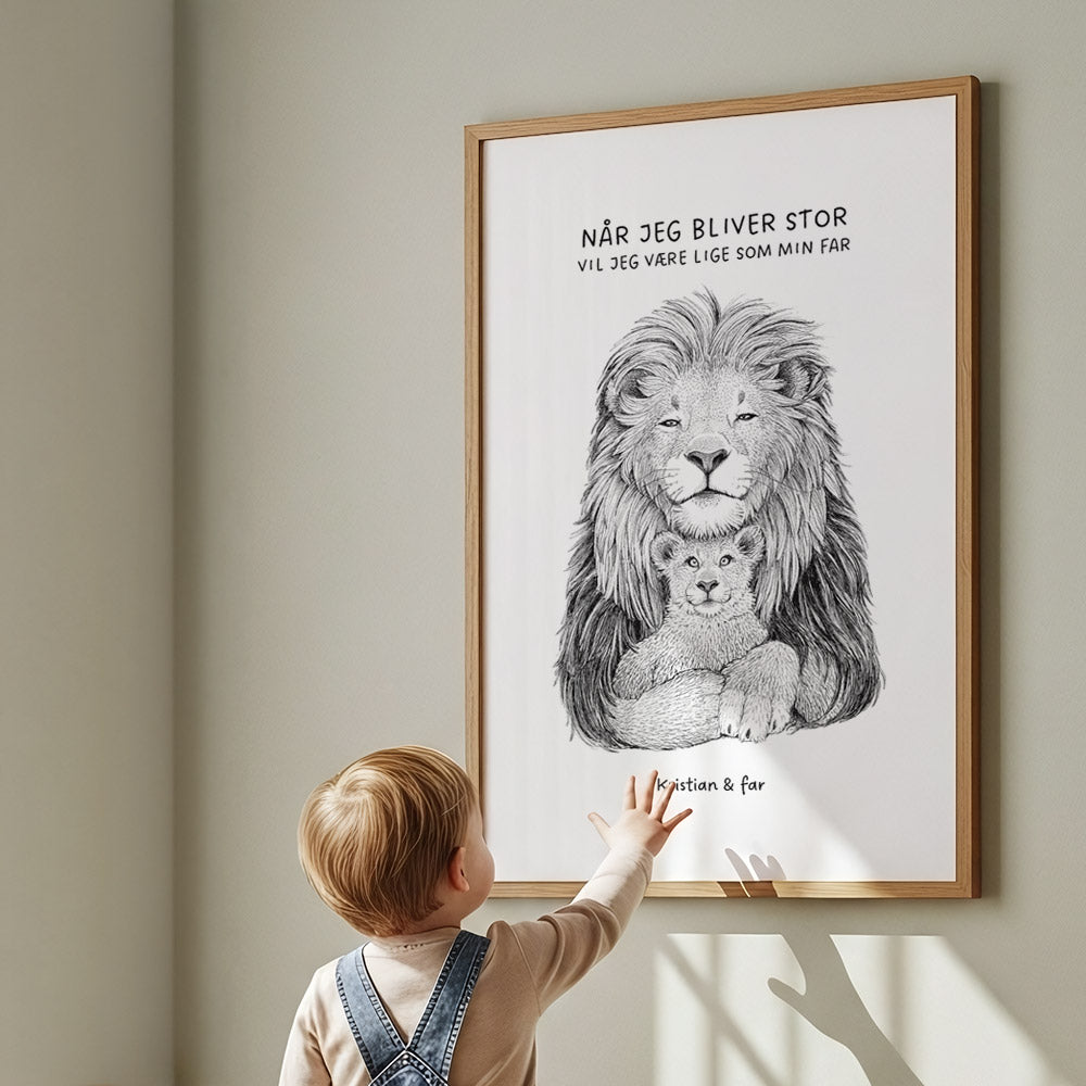 Børneplakat med løve til både dreng og pige. Personlig tekst 'Når jeg bliver stor' og navne. Tegnet i hånden af Bettina Lehmann.