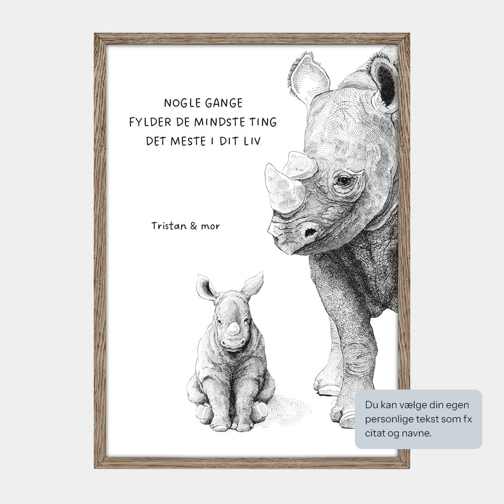 Børneplakat med næsehorn. Personlig tekst 'Nogle gange fylder de mindste ting det meste i dit liv'. Tegnet i hånden af Bettina Lehmann.
