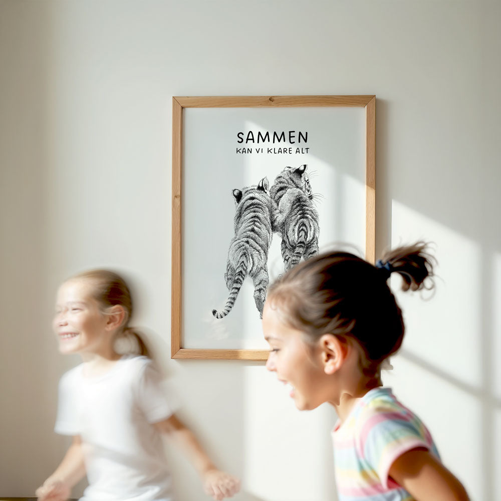 Børneplakat med dyr til både dreng og pige. Tekst 'Sammen kan vi klare alt'. Tegnet i hånden af Bettina Lehmann.