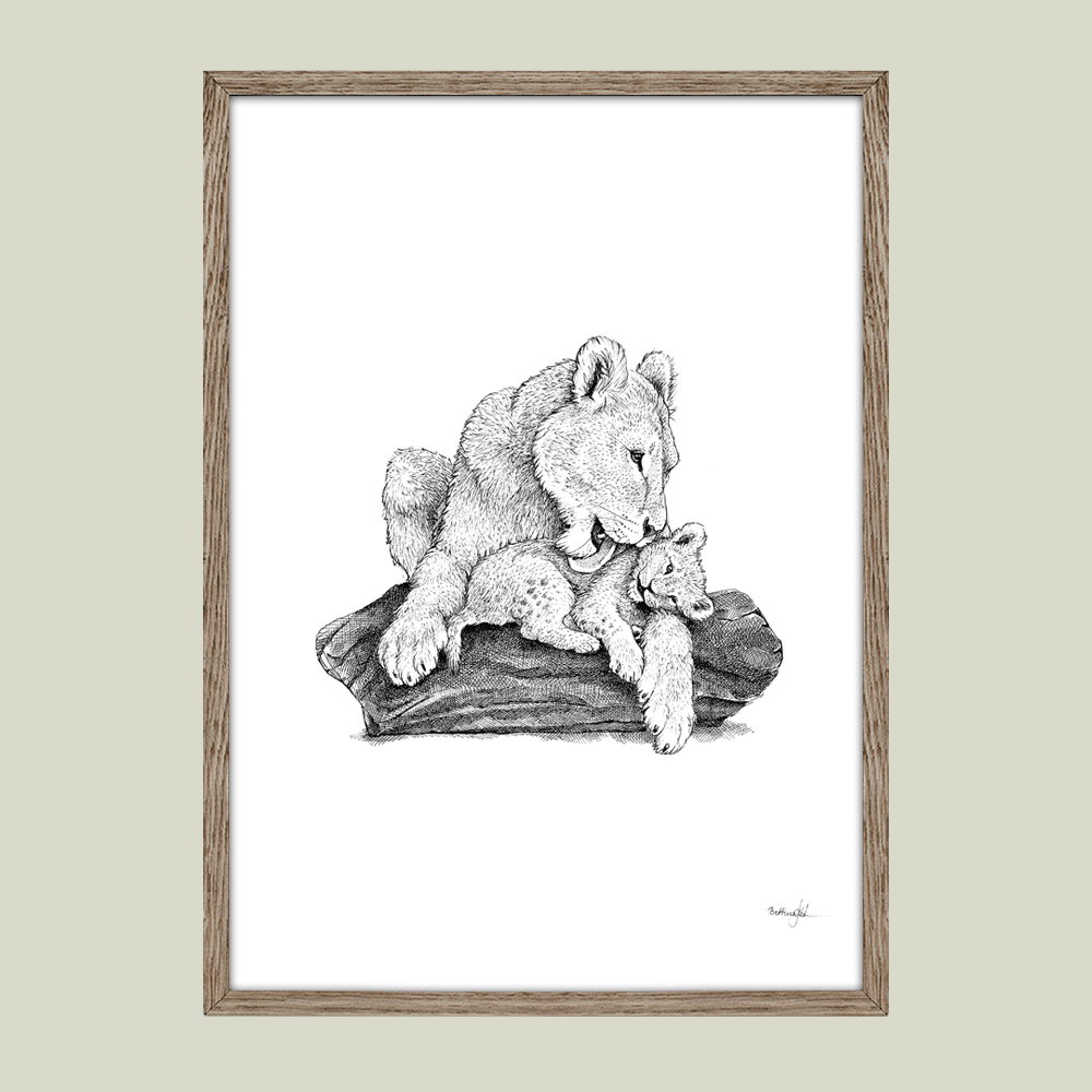 Håndtegnet familieplakat med løvemoder og unger – symbol på kærlighed, styrke og tryghed mellem mor og børn.