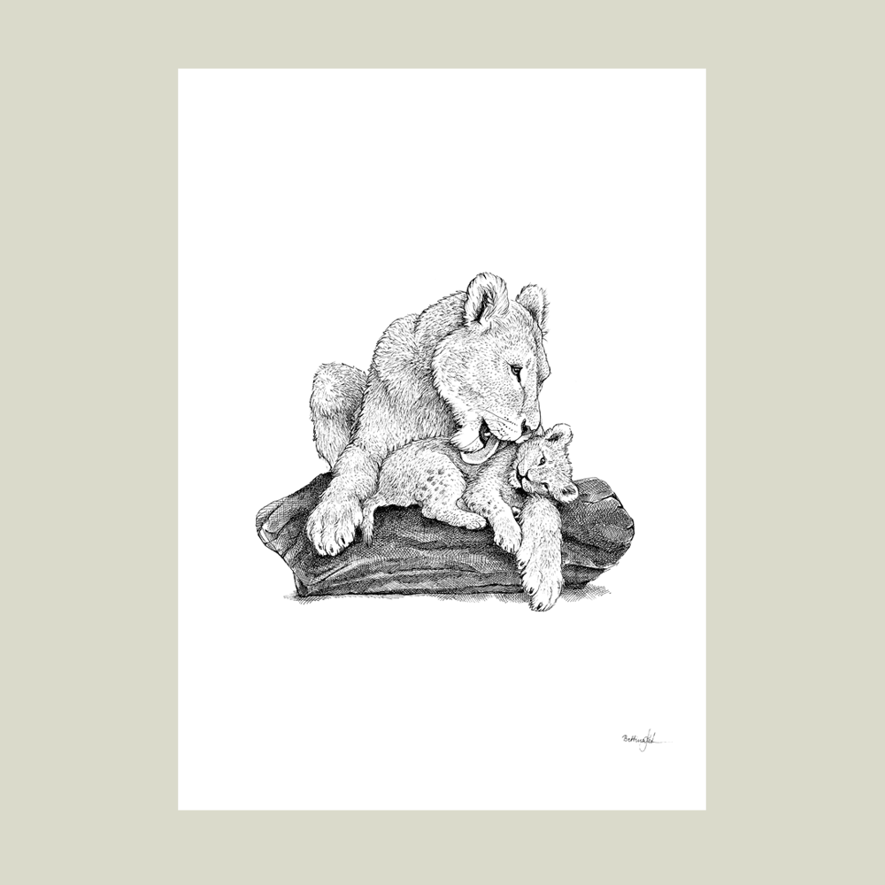 Håndtegnet familieplakat med løvemoder og unger – symbol på kærlighed, styrke og tryghed mellem mor og børn.