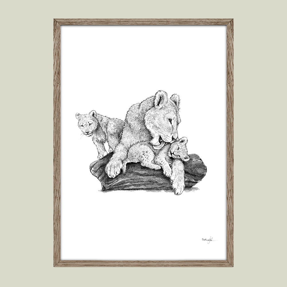 Håndtegnet familieplakat med løvemoder og unger – symbol på kærlighed, styrke og tryghed mellem mor og børn.