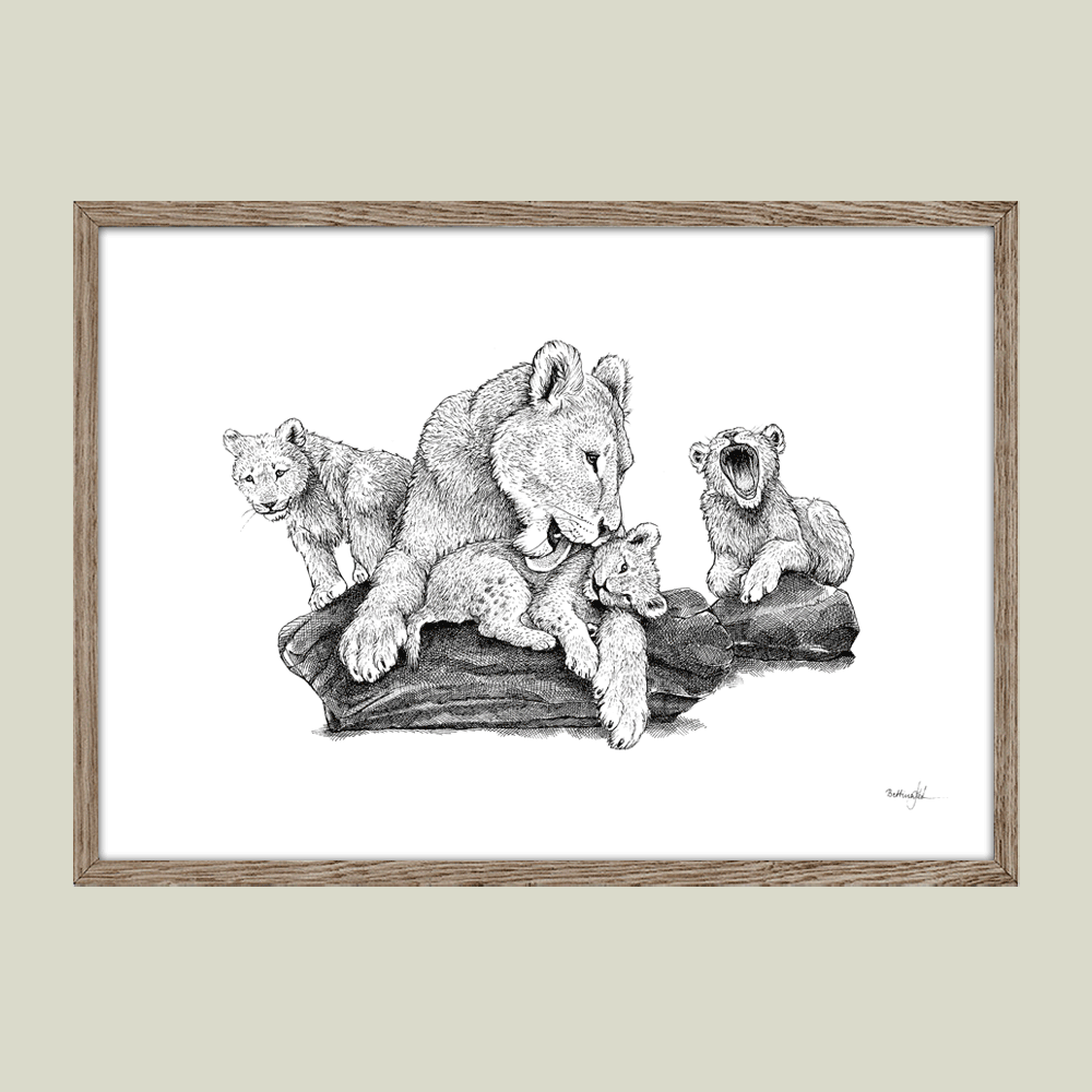 Håndtegnet familieplakat med løvemoder og unger – symbol på kærlighed, styrke og tryghed mellem mor og børn.