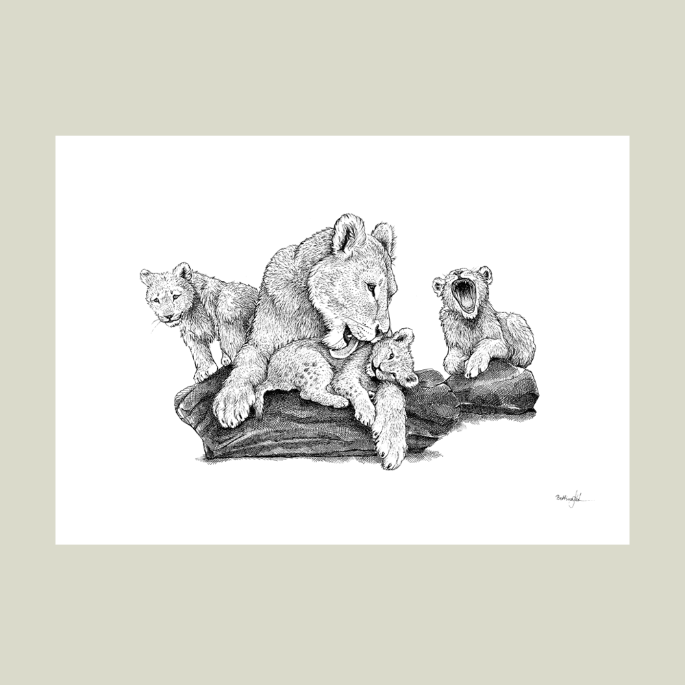 Håndtegnet familieplakat med løvemoder og unger – symbol på kærlighed, styrke og tryghed mellem mor og børn.