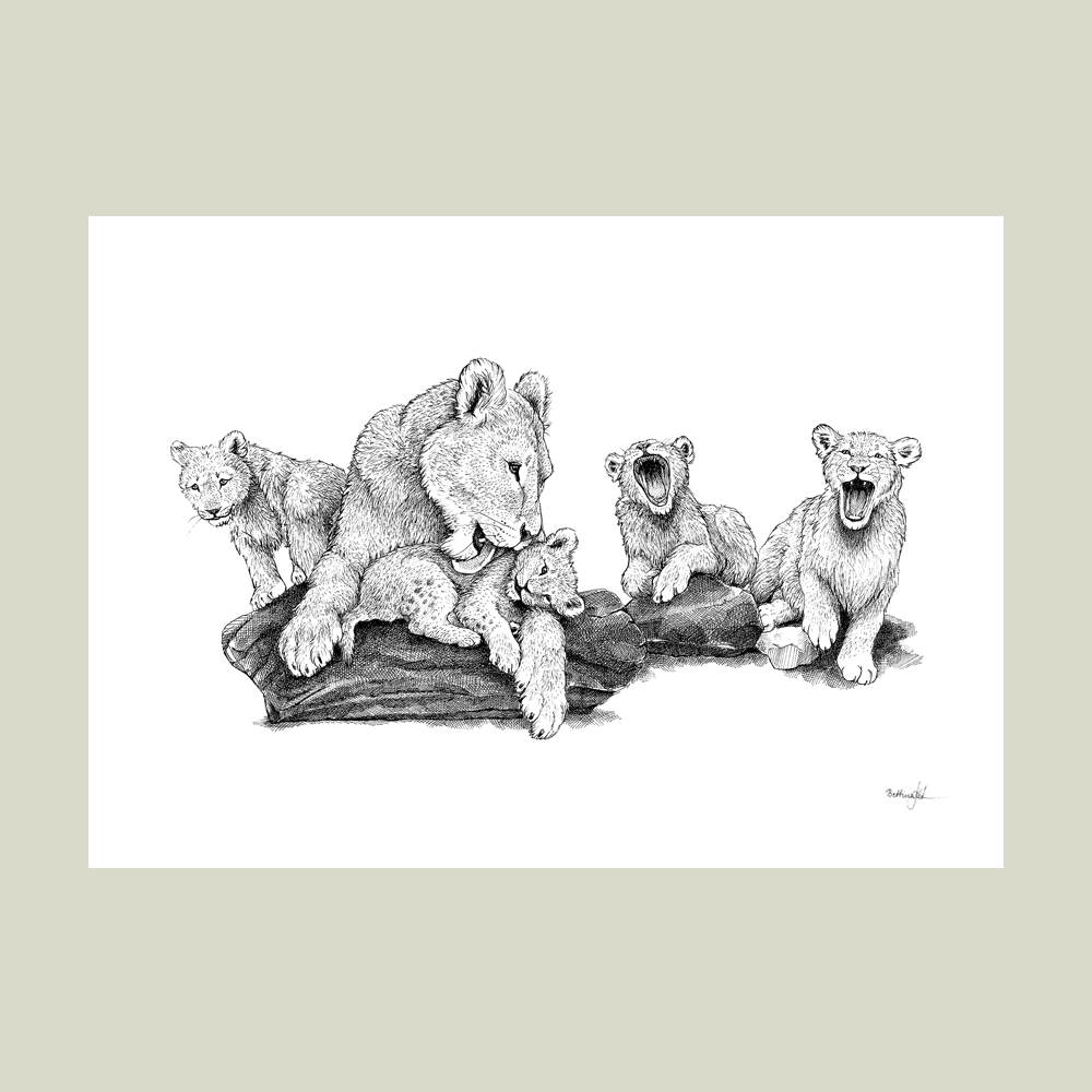 Håndtegnet familieplakat med løvemoder og unger – symbol på kærlighed, styrke og tryghed mellem mor og børn.