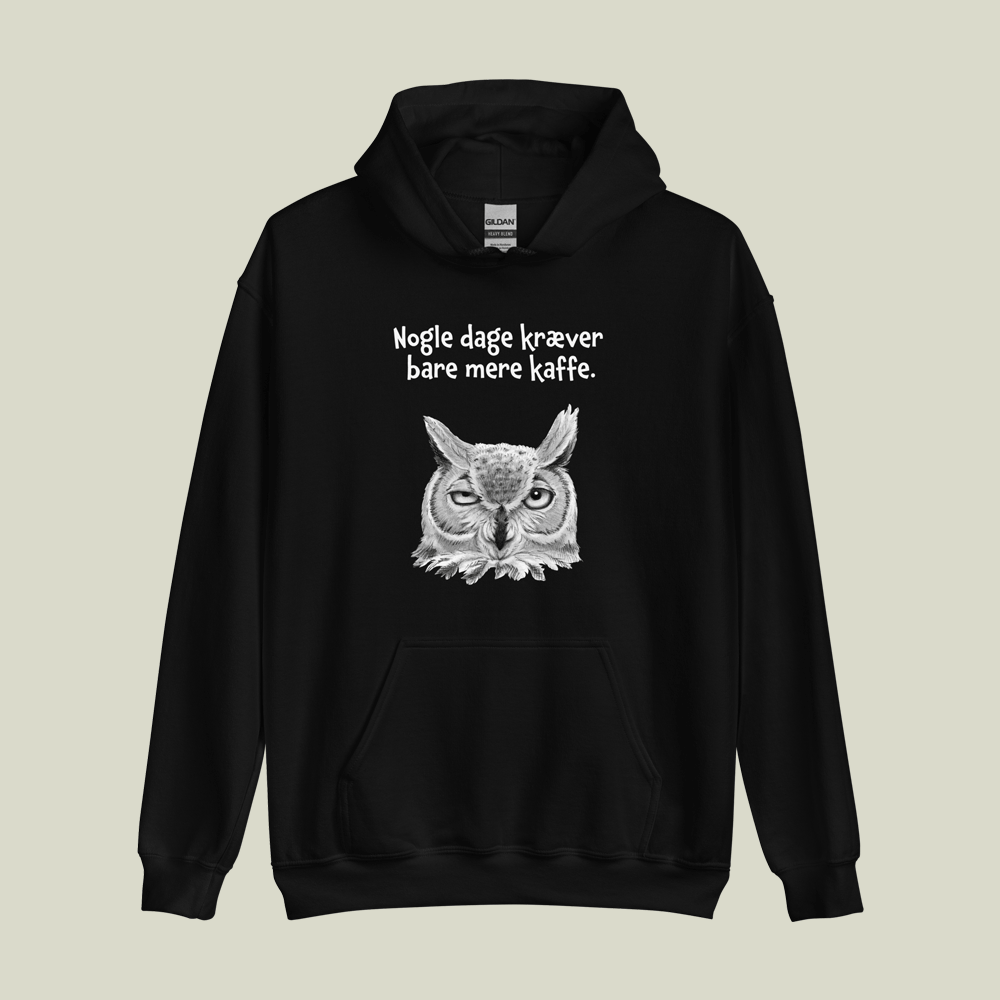 Hoodie i sort med ugle og citat: Nogle dage kræver bare mere kaffe