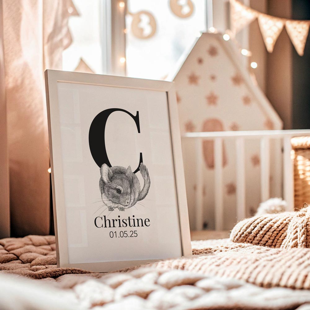 Navneplakat med bogstav C og chinchilla – personlig plakat til børn med håndtegnet dyremotiv