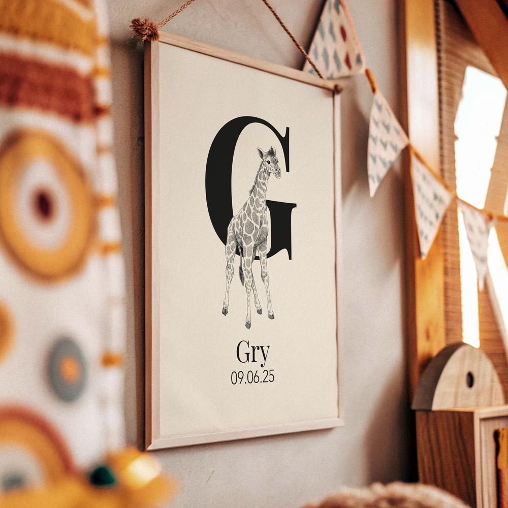 Navneplakat med bogstav G og giraf – illustration til børneværelset, personlig plakat som dåbsgave
