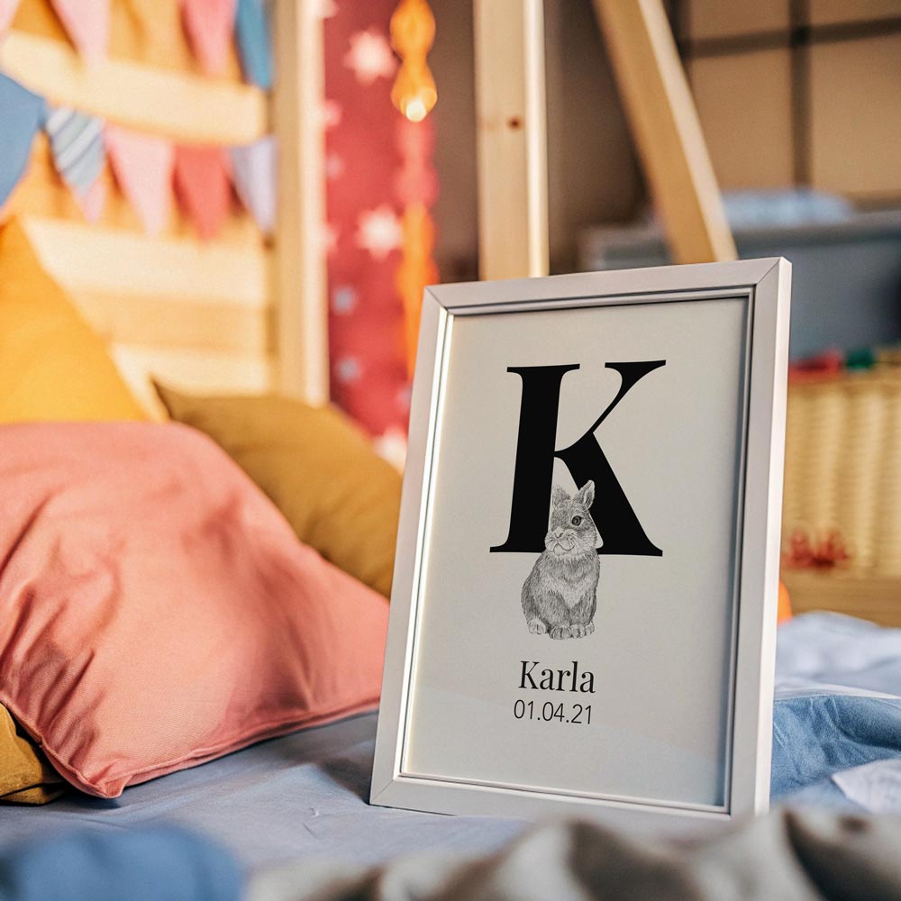 Navneplakat med bogstav K og kanin – illustration til børneværelset, personlig bogstavplakat
