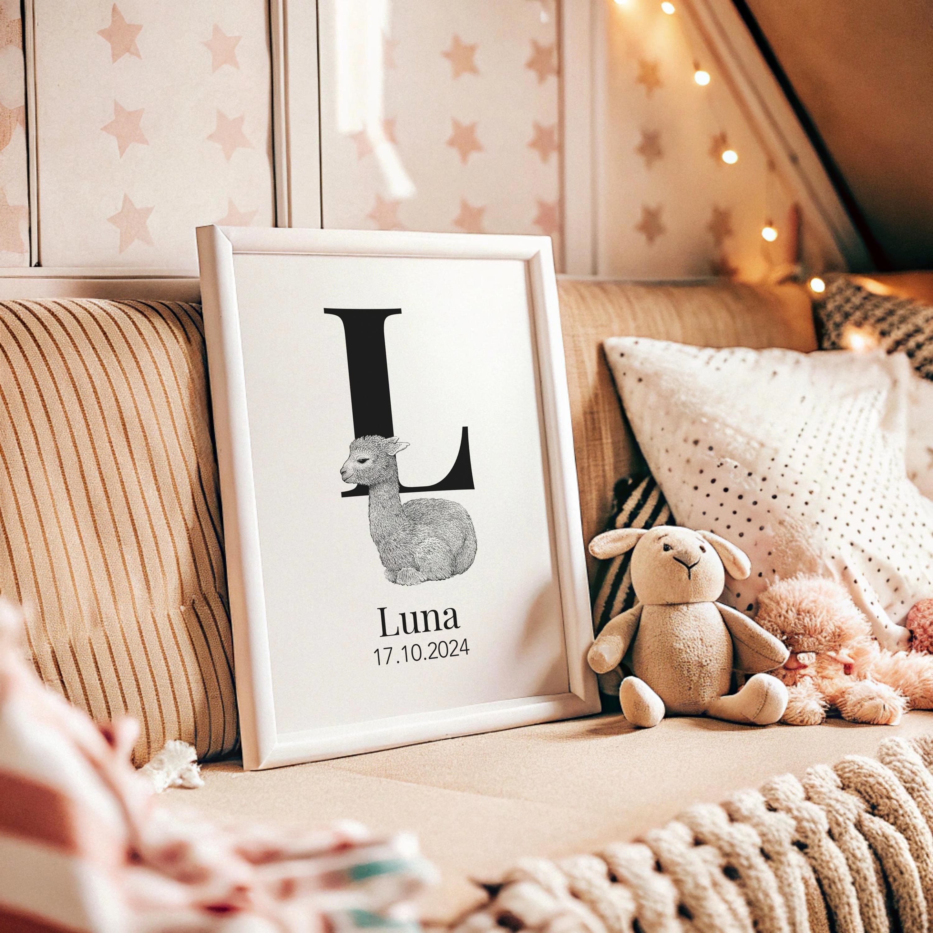 Navneplakat med bogstav L og lama – personlig plakat til børneværelset med dyremotiv
