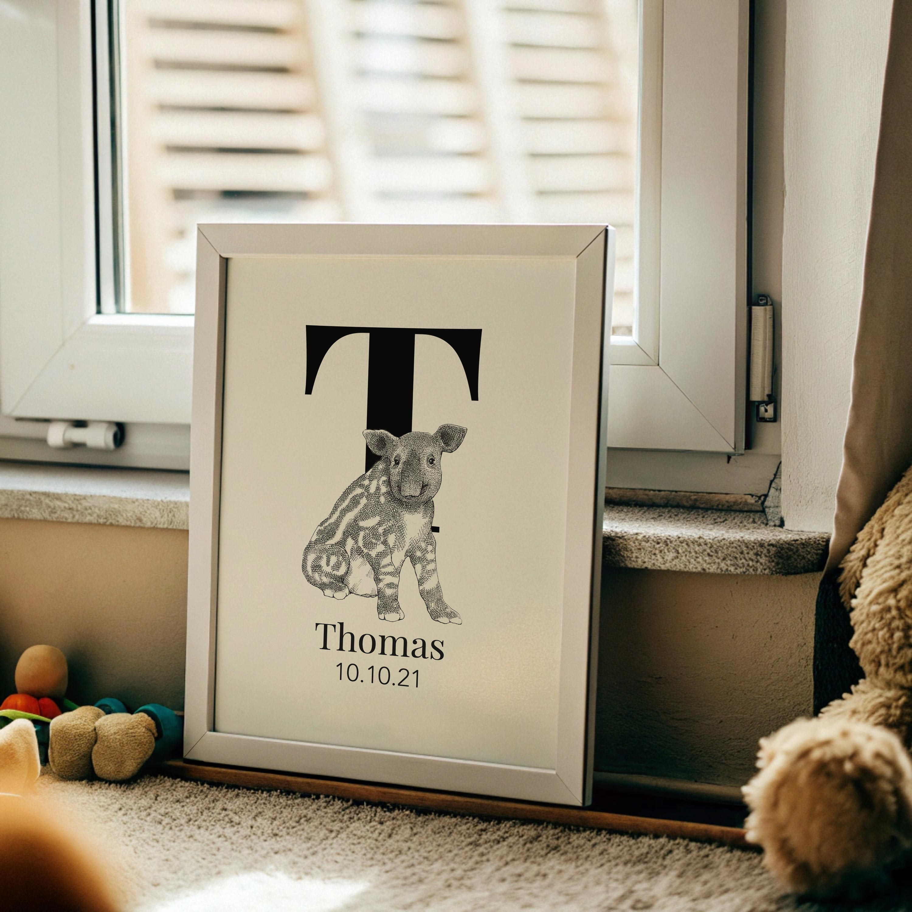 Navneplakat med bogstav T og tapir – dekorativ plakat til børneværelse med bogstav og dyr