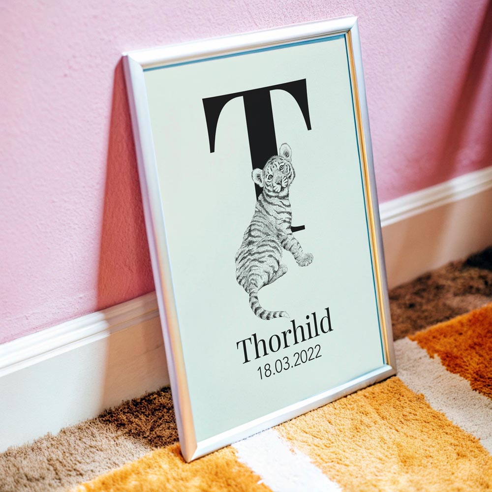 Navneplakat med bogstav T og tiger – personlig plakat til børneværelset, perfekt gave til fødselsdag