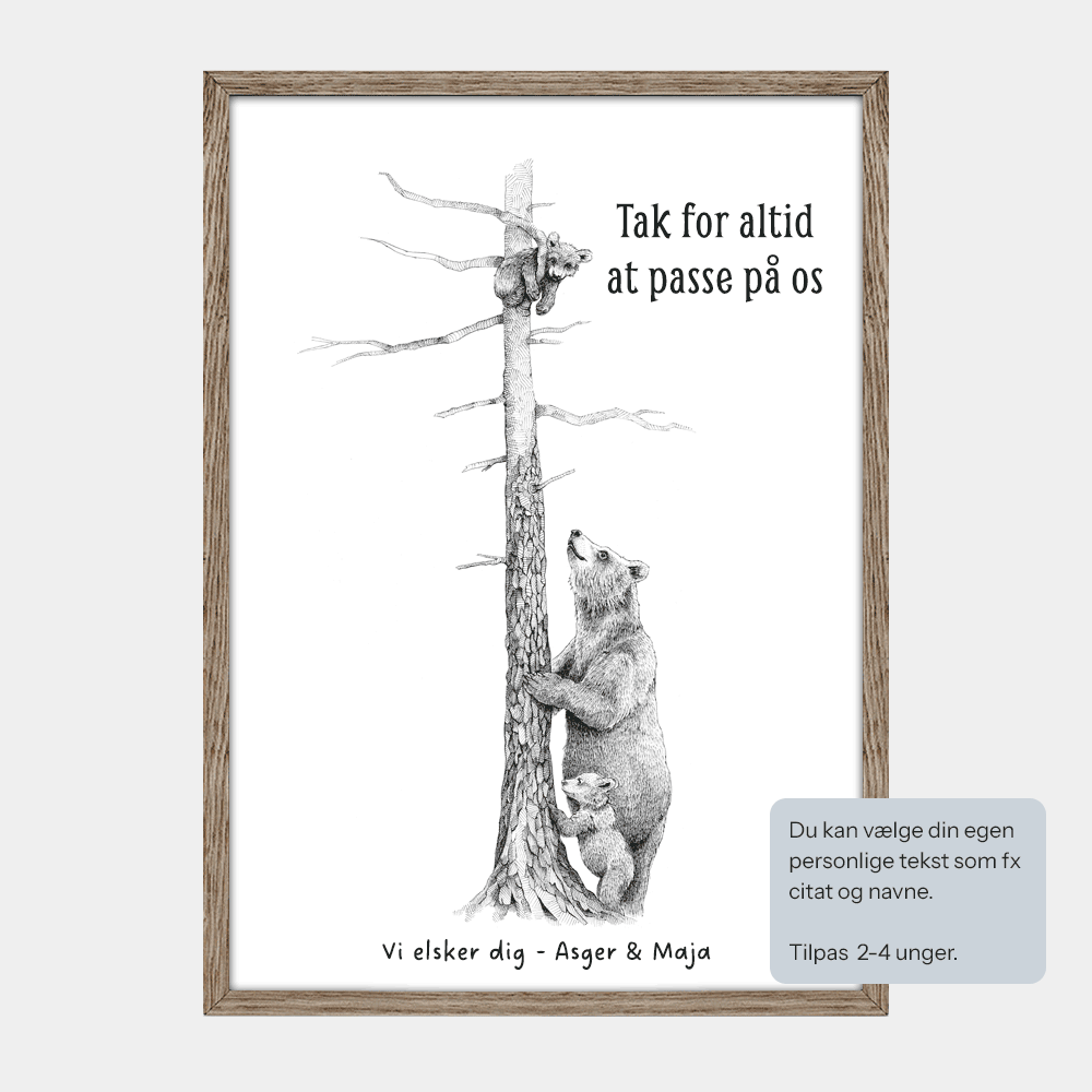 Personlig plakat til mor med bjørnemor og unger på træ, eksempeltekst 'Tak for altid at passe på os' og navne, egetræsramme
