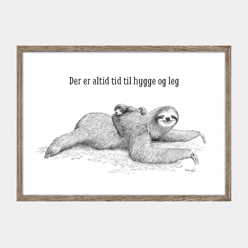 Børneplakat med dovendyr til både dreng og pige. Tekst 'Der er altid tid til hygge og leg' og navne. Tegnet i hånden af Bettina Lehmann.