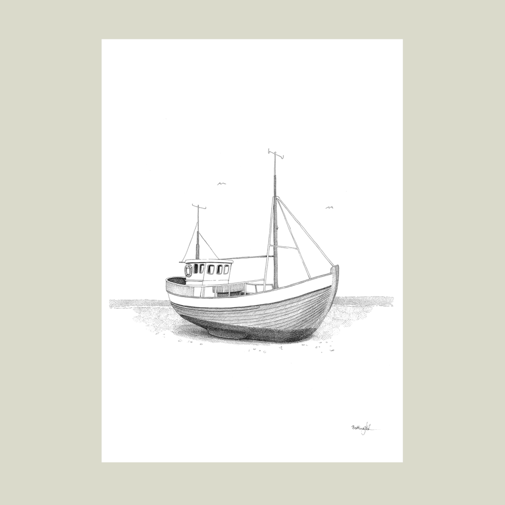 Håndtegnet plakat med fiskekutter – “Livet ved havet”. Et motiv fra serien Ved havet, inspireret af kystens liv og ro. Trykt i Danmark på mat kunstpapir.