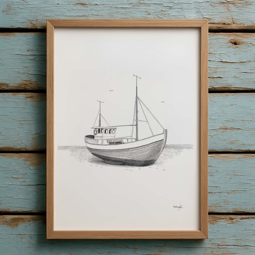 Håndtegnet plakat med fiskekutter – “Livet ved havet”. Et motiv fra serien Ved havet, inspireret af kystens liv og ro. Trykt i Danmark på mat kunstpapir.