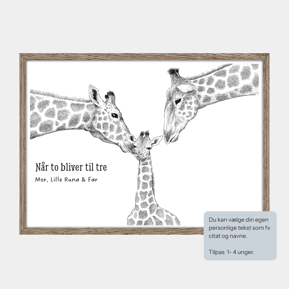 Personlig barsel og dåbsgave med plakat af giraffamilie og en unge. Tekst ' Når to bliver til tre' og navne. 
