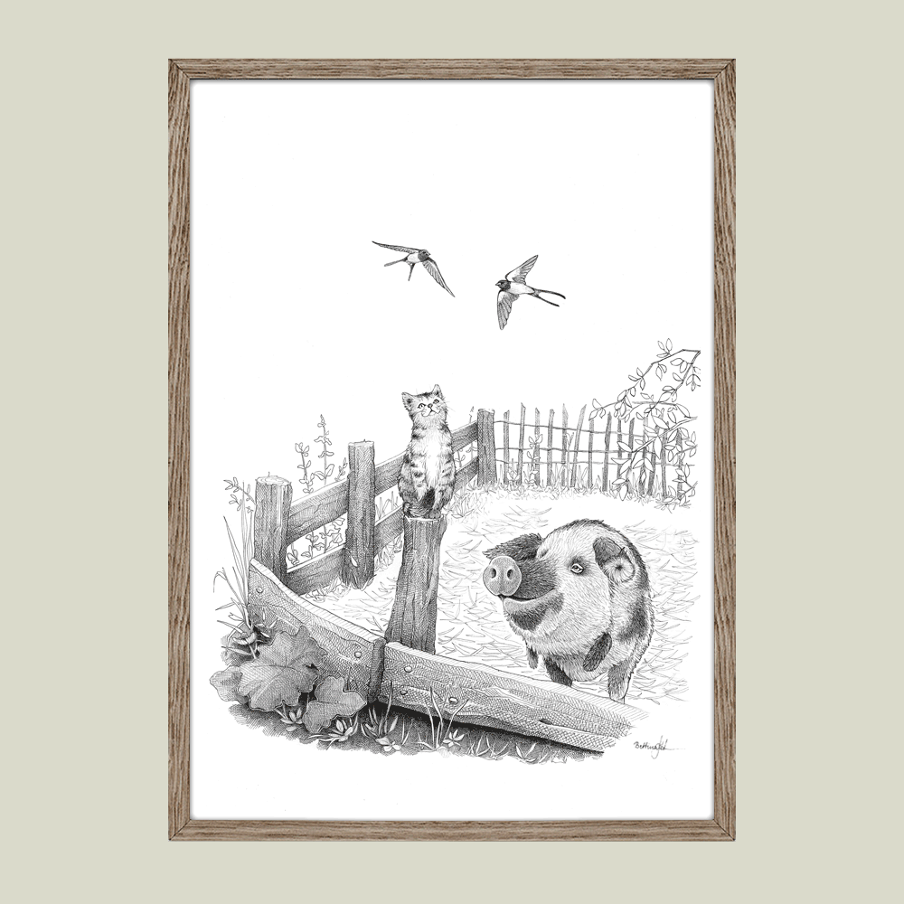 Håndtegnet sort-hvid illustration af en kat på en hegnspæl, en sortplettet gris og to svaler i et roligt bondegårdsmiljø.