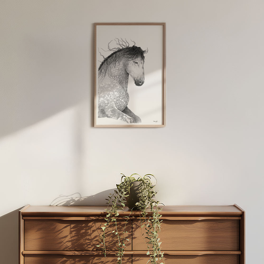 Håndtegnet plakat med hest i blød bevægelse. Et blidt og smukt motiv med styrke, ynde og nærvær. Limited edition - kun 20 plakater.