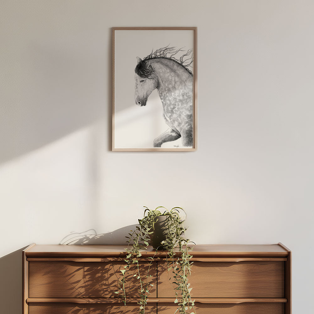 Håndtegnet sort-hvid illustration af en hest med bøjet hals og vinden i manen. Et roligt, kraftfuldt og poetisk motiv. Begrænset oplag på 20 stk