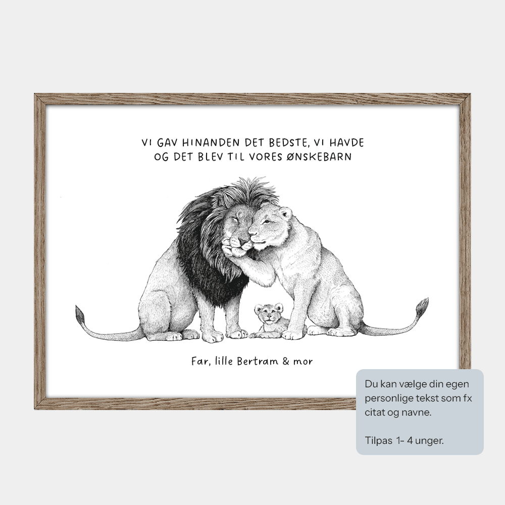 Personlig barsel og dåbsgave med plakat af løvefamilie og en unge. 'Vi gav hinanden det bedste vi havde, og det blev til vores ønskebarn' og navne.