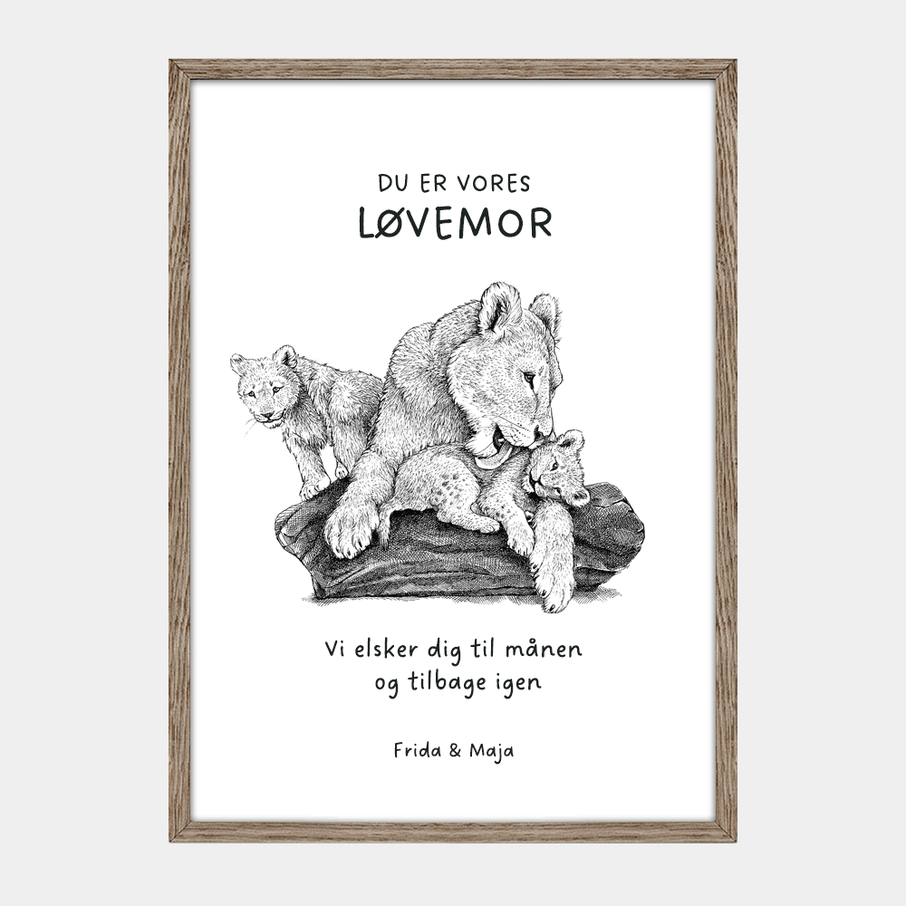 Personlig plakat med løvemor og to unger, eksempeltekst 'Du er vores løvemor' og børnenes navn, egetræsramme