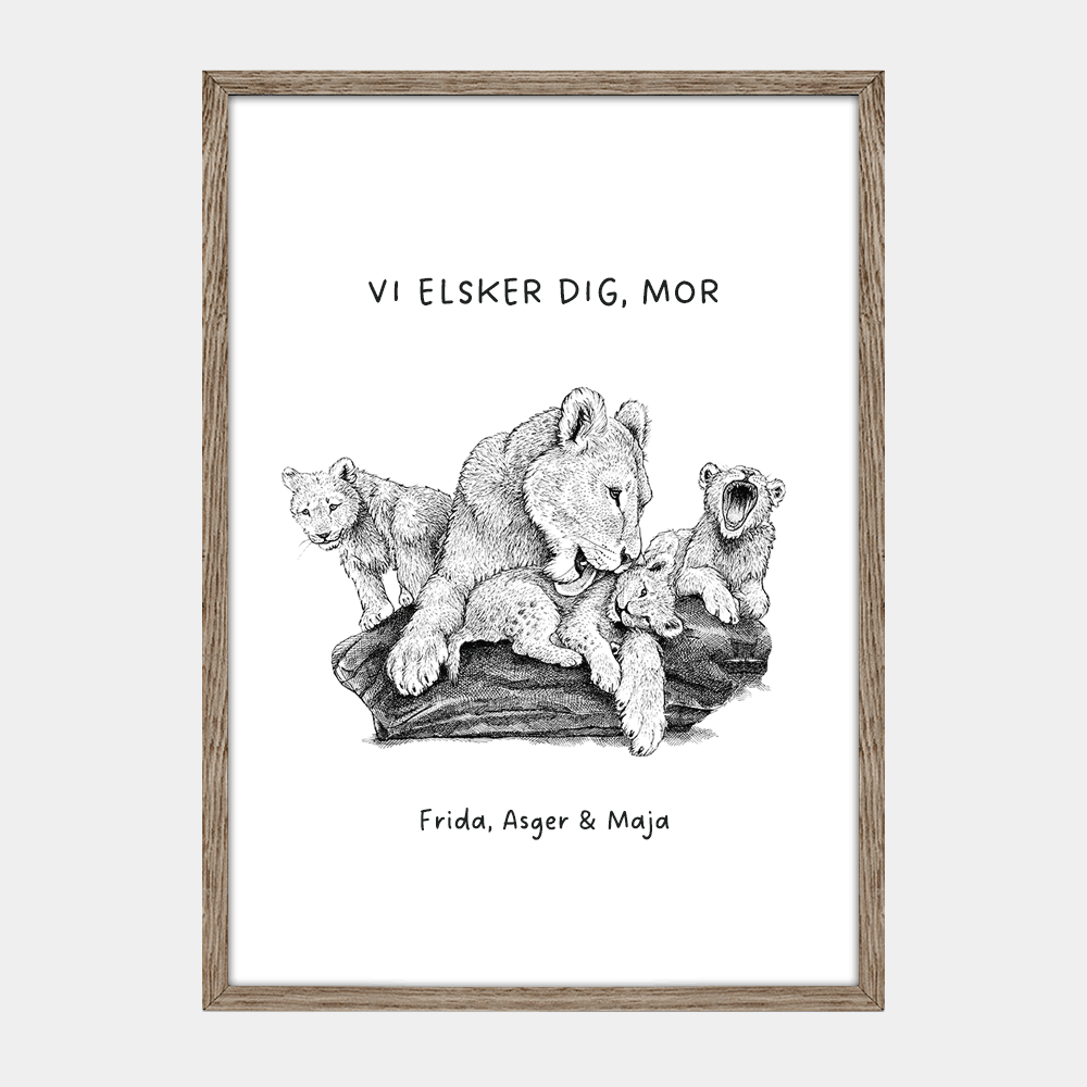Personlig plakat med løvemor og to unger, eksempeltekst 'Vi elsker dig, mor' og børnenes navn, egetræsramme