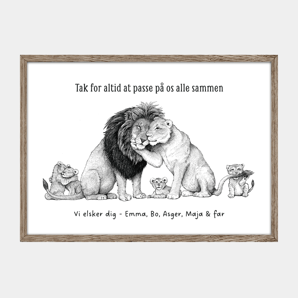 Personlig plakat til mor med løvefamilie, eksempeltekst 'Tak for altid at passe på os alle sammen' og navne, egetræsramme