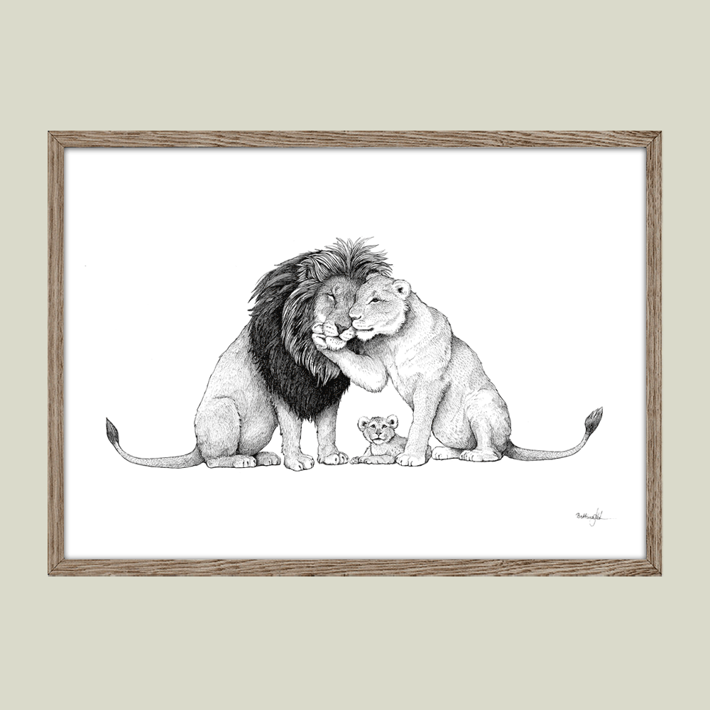 Håndtegnet familieplakat med løver – mor, far og unge som symbol på kærlighed, styrke og samhørighed.